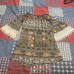 🎉SALE🎉$12 or 3 for $20🎉 Beautiful💚Win Win Half Sleeve Lace Tunic💚